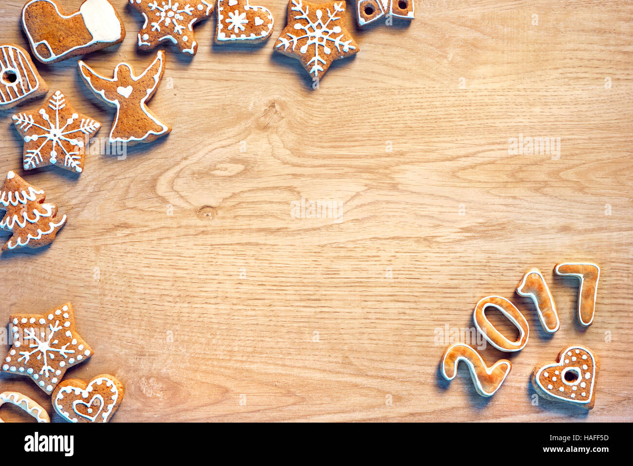Tradizionali biscotti di Natale sul tavolo di legno. Vista dall'alto. Natale il concetto di cottura Foto Stock