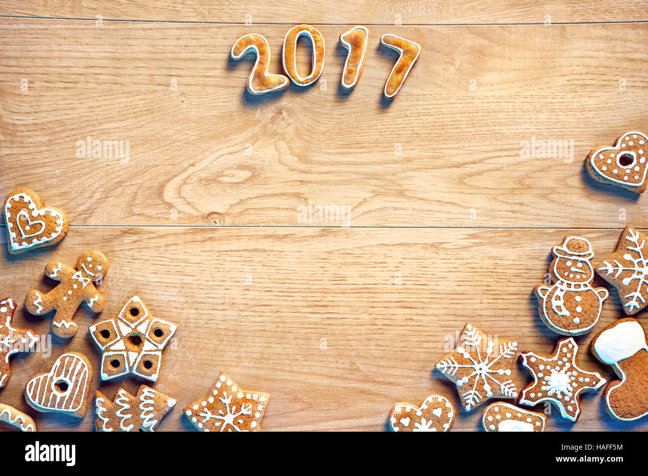 Buon Natale e felice anno nuovo! Biscotti fatti in casa su sfondo di legno. Vista dall'alto. Foto Stock