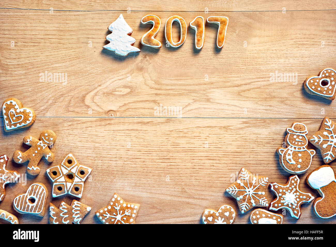 Buon Natale e felice anno nuovo! Biscotti fatti in casa su sfondo di legno. Vista dall'alto. Copia dello spazio per il testo Foto Stock