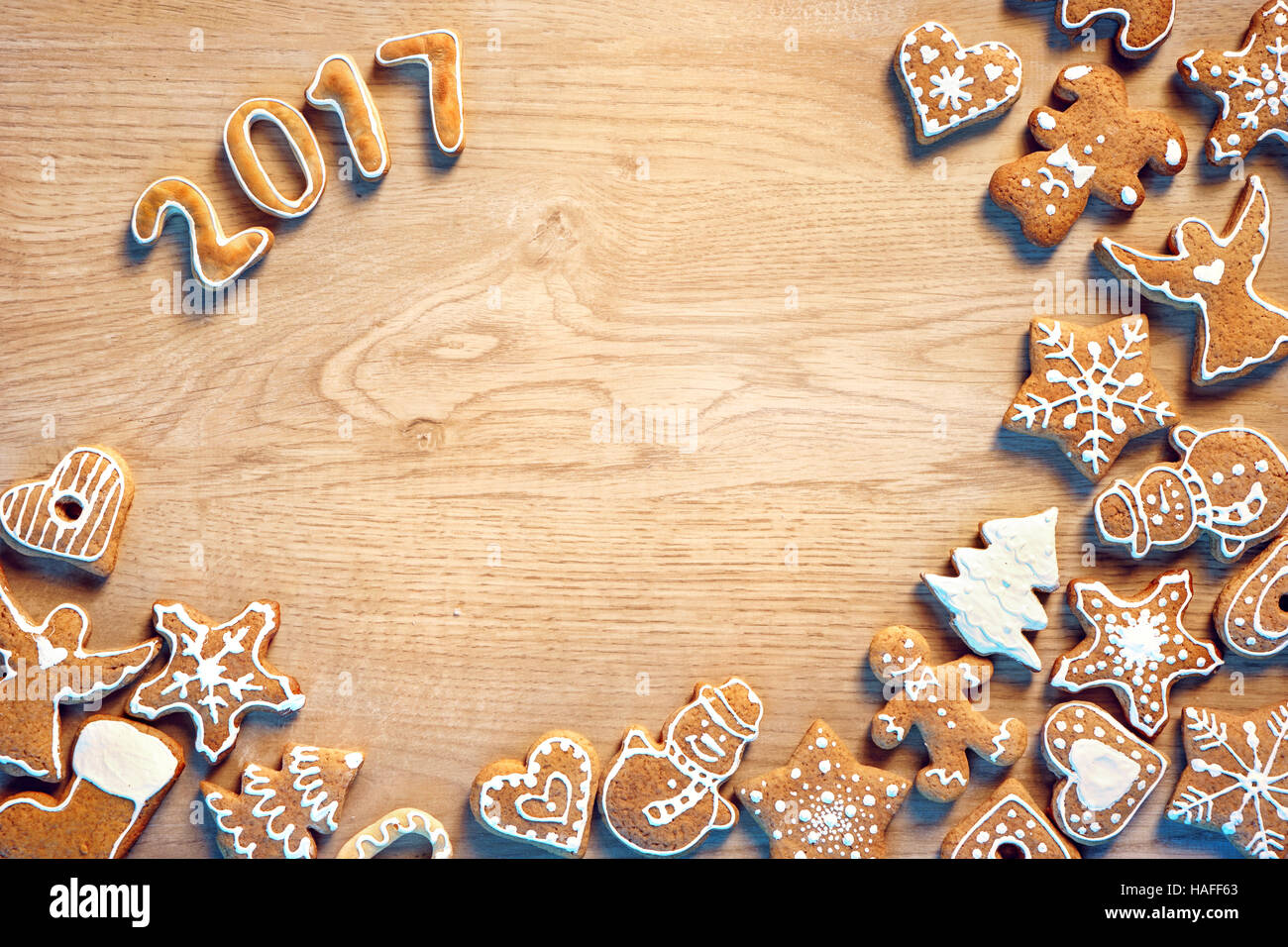 Buon Natale e felice anno nuovo! Tradizionali biscotti di Natale sul tavolo di legno. Vista dall'alto. Natale il concetto di cottura Foto Stock
