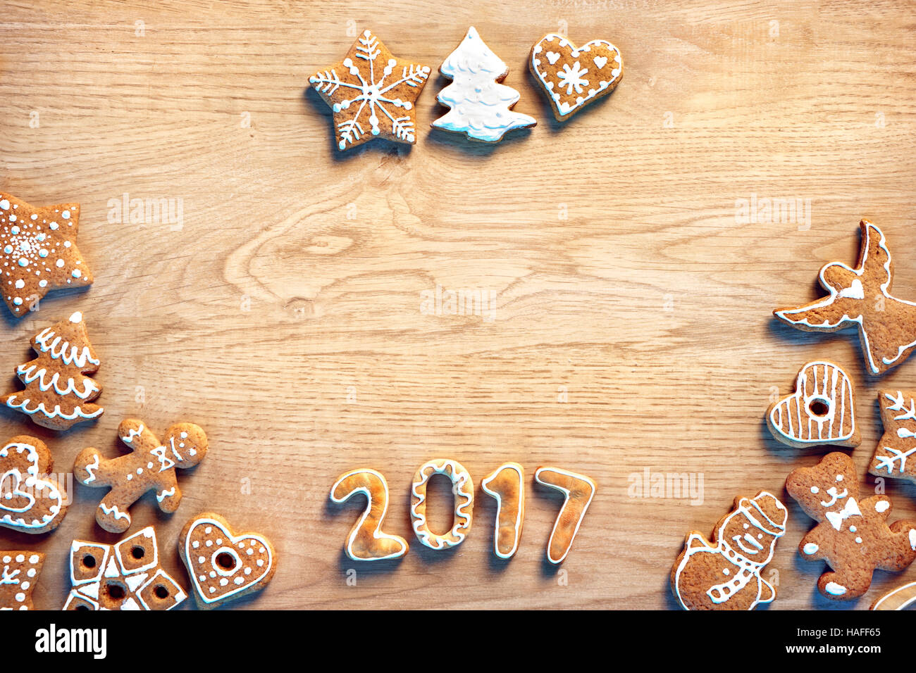 Buon Natale e felice anno nuovo! Biscotti fatti in casa su sfondo di legno. Vista dall'alto. Foto Stock