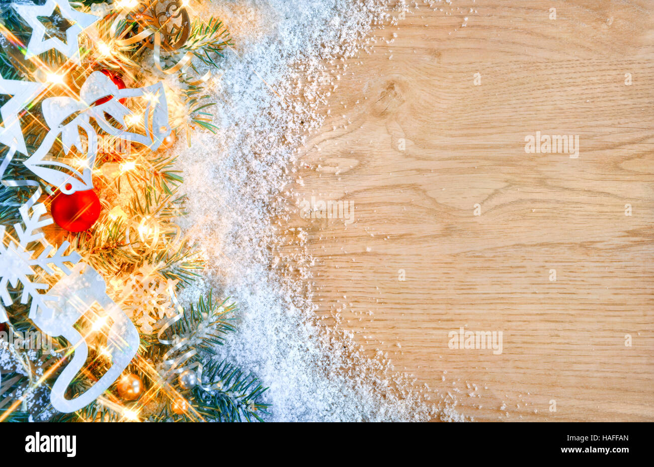Natale abete con luci e i giocattoli sullo sfondo di legno. Buon Natale e Felice Anno Nuovo!! Vista dall'alto. Foto Stock