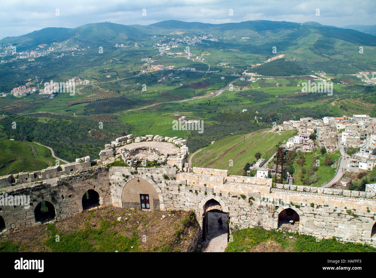 Vista dal castello dei crociati Krak dei Cavalieri sopra il villaggio di  Hosn e la campagna circostante in Siria Foto stock - Alamy