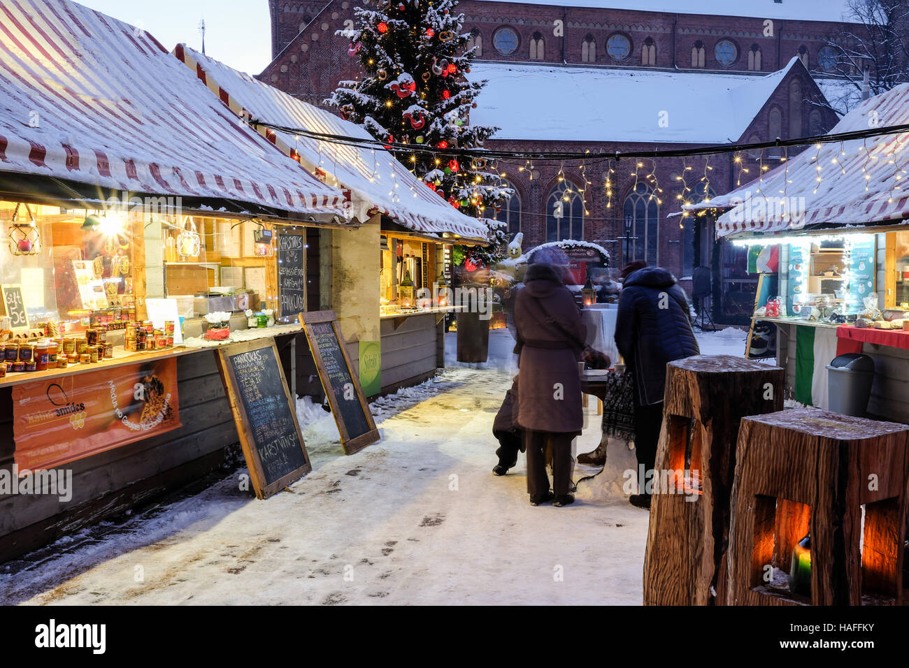 Riga, Lettonia - 29 Novembre 2016: Mercatino di Natale in piazza Duomo a Riga Old Town, Lettonia. Foto Stock