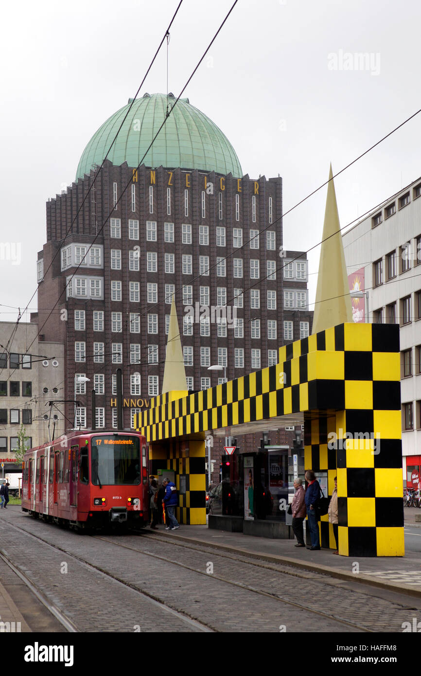 Steintor fermata dei tram e Anzeiger edificio in Hannover, Bassa Sassonia, Germania. Foto Stock