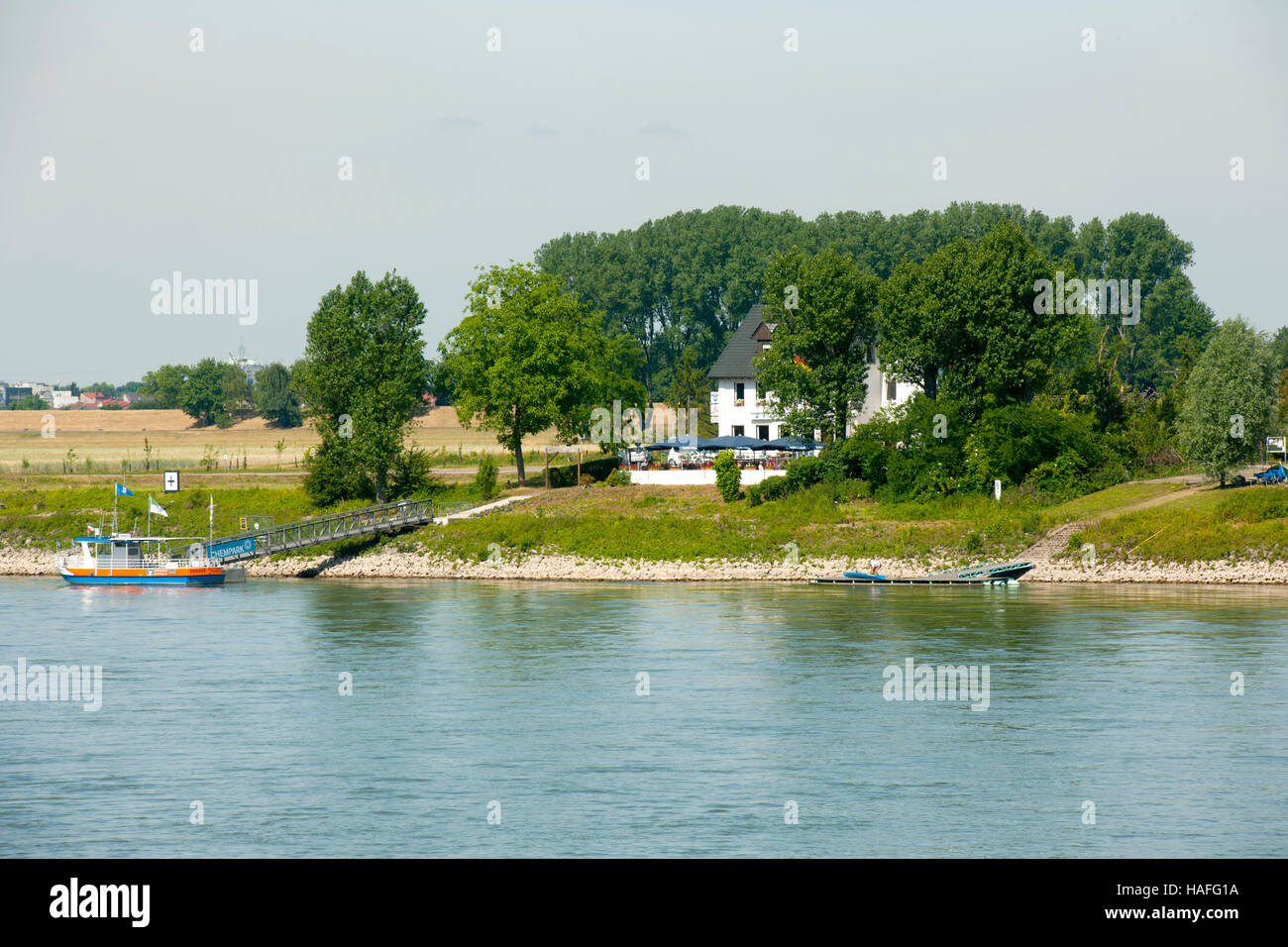 Deutschland, Monheim am Rhein, Blick über den Rhein zur Gaststätte 'An der Piwipp' Foto Stock