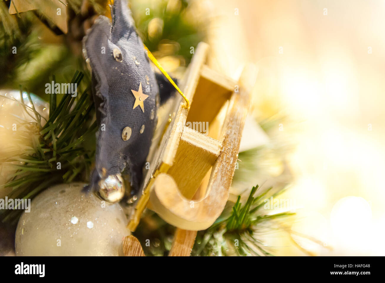 Composizione di natale. candy, Abete giocattoli con candele accese, scatole, sfere, pigne, noci, rami di abete rosso Foto Stock