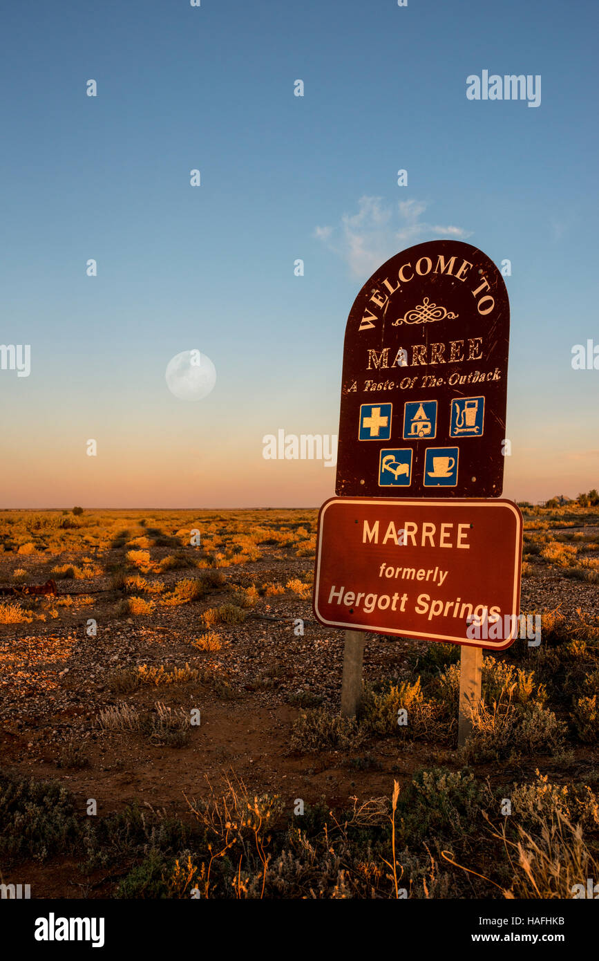 Un super luna sorge a Marree in Outback Australia Foto Stock