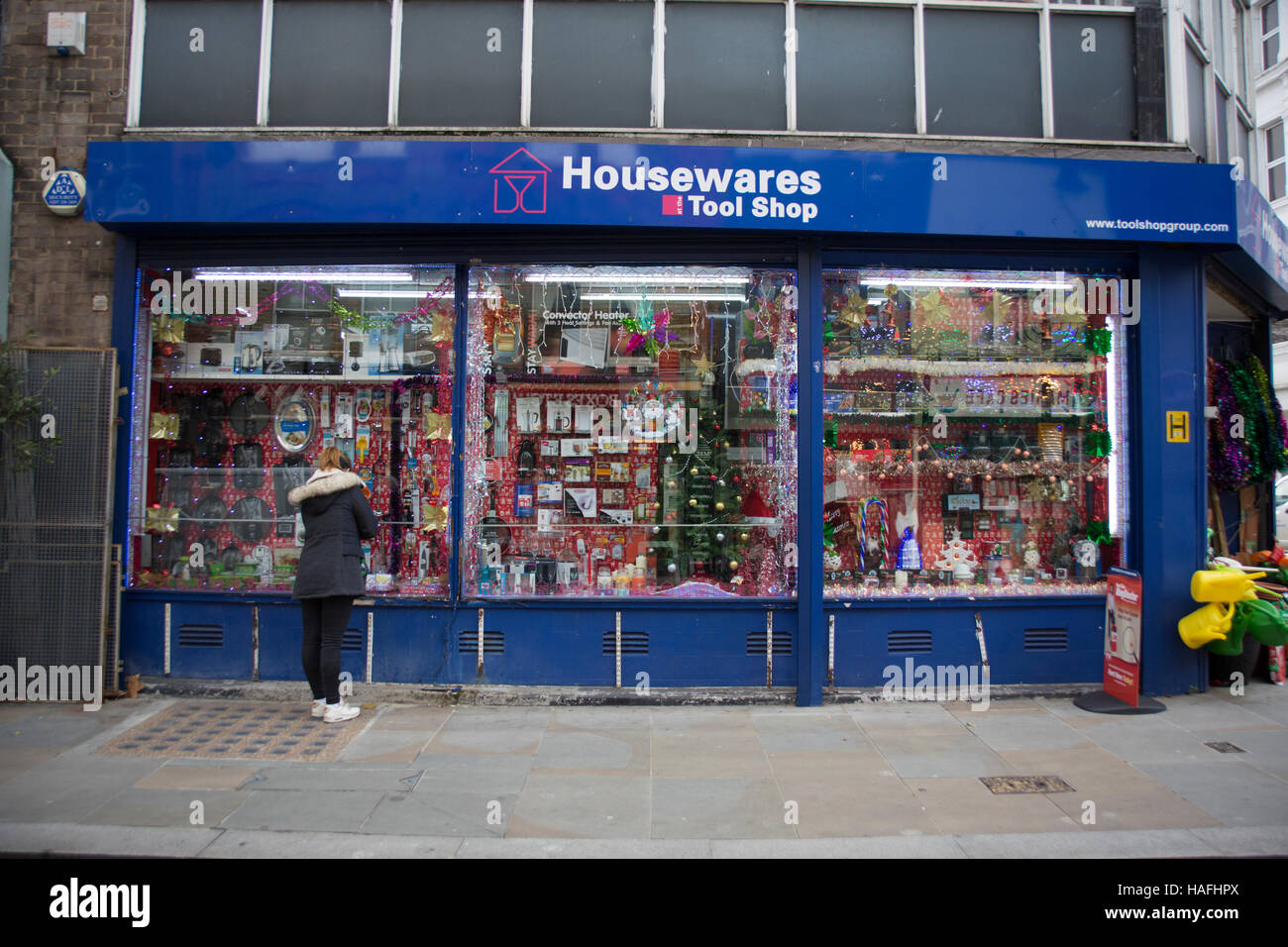 Finestra di Natale shopping nella palude inferiore, vicino la stazione di Waterloo, London Regno Unito Foto Stock