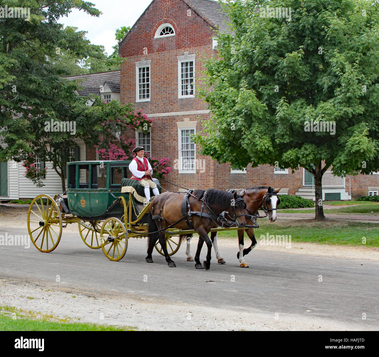 A cavallo il pullman percorrendo la strada di Colonial Williamsburg Virginia, ora chiamato la rivoluzionaria città' Foto Stock