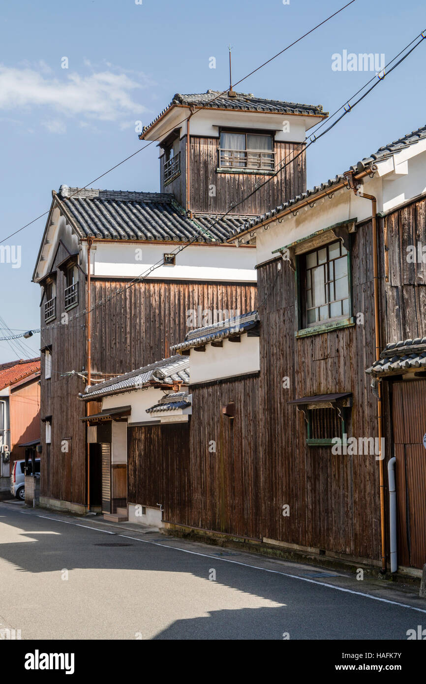 Giappone, Tatsuno. La Salsa di soia birreria, periodo Edo la fabbrica e magazzino lungo la strada. In legno e intonaco bianco edificio. Blue sky. Foto Stock