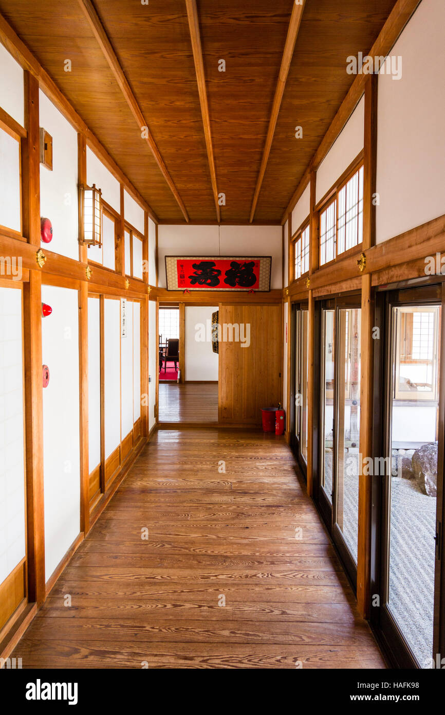 Giappone, Tatsuno castello. Asagiri-jo, Keirozan-jo. Interno del ricostruito Palazzo Honmaru. Corridoio, con pavimento in legno, tra le camere e la parete esterna. Foto Stock