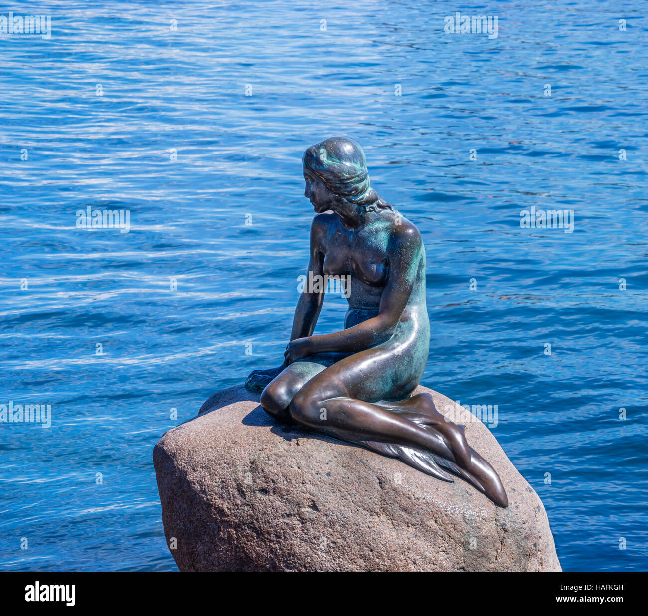 La Danimarca, la Zelanda, Copenhagen, la Sirenetta bronce statua a Langelinie promenade Foto Stock