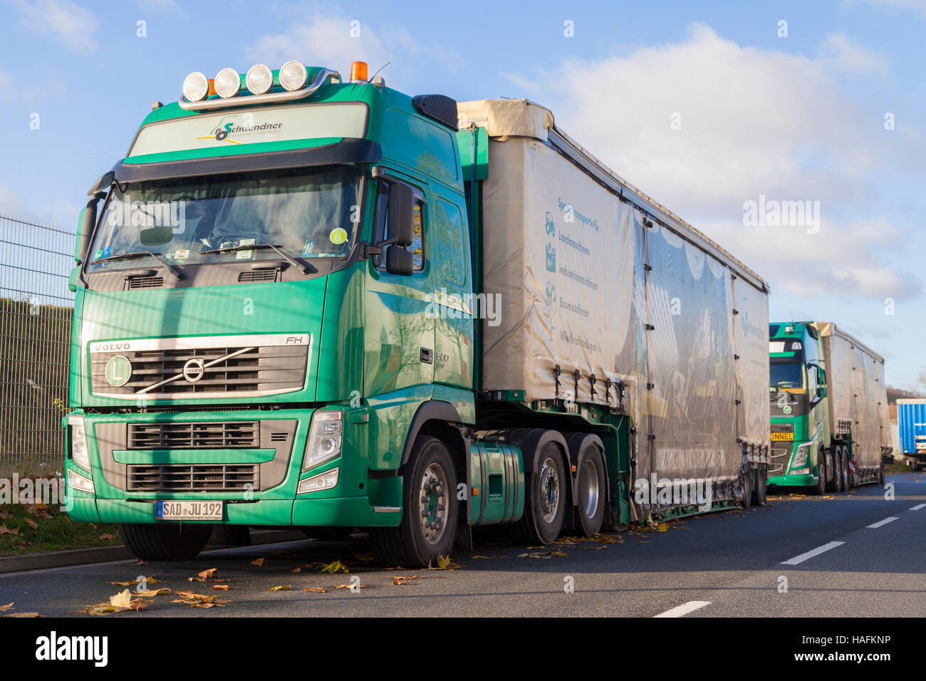 HANNOVER / Germania - 27 novembre 2016: Schwandner trasporti Logistica carrelli sorge su una strada. Schwandner è una speciale e per impieghi pesanti trasporti comp Foto Stock