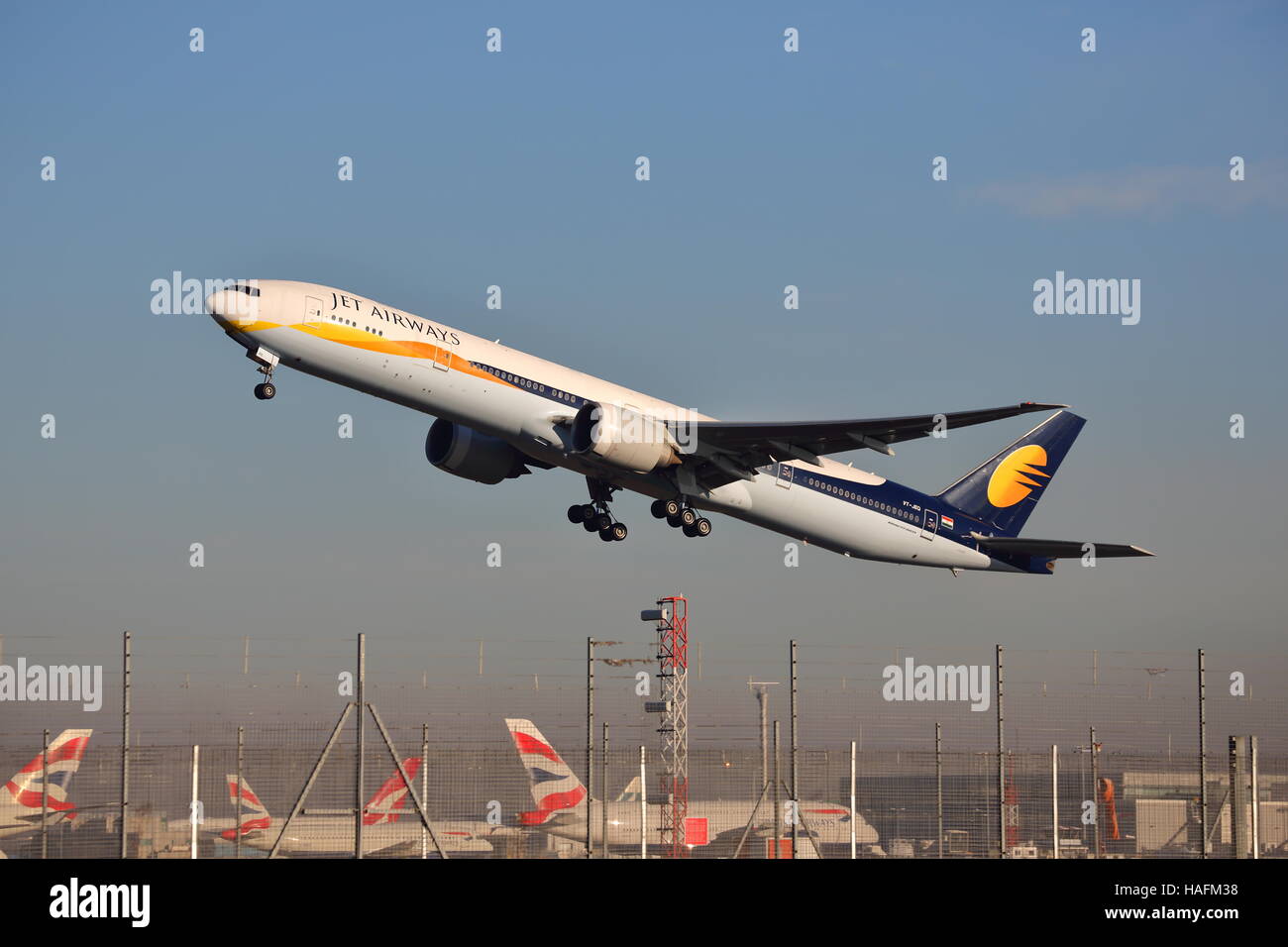 Jet Airways Boeing 777-35RER VT-JEH tenendo fuori all'aeroporto di Heathrow di Londra, Regno Unito Foto Stock