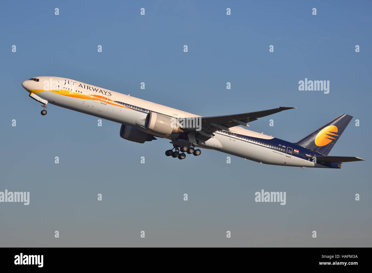 Jet Airways Boeing 777-35RER VT-JEH tenendo fuori all'aeroporto di Heathrow di Londra, Regno Unito Foto Stock