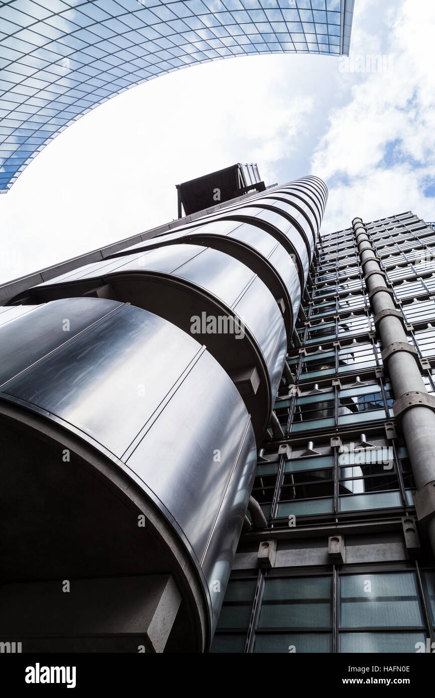 L'affascinante esterno del Lloyds of London edificio raffigurato dal fondo di Lime Street a Londra. Foto Stock