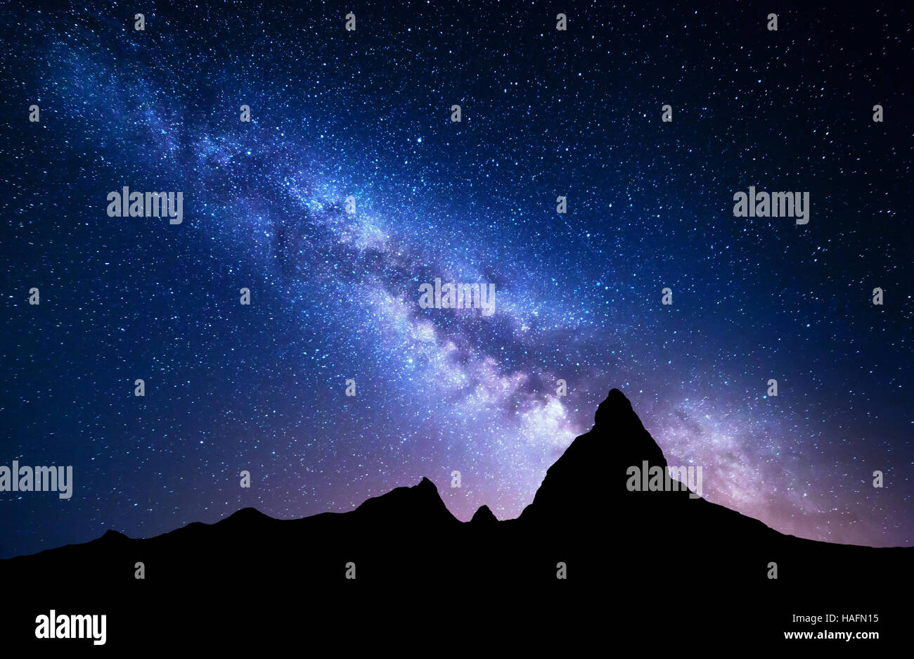 Paesaggio notturno con la Via Lattea in montagna. Notte scenario colorato. Sky con stelle in estate. Bella universo. Foto Stock