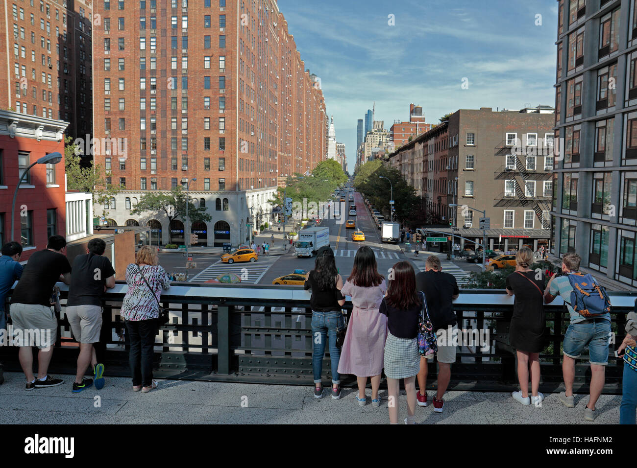 Vista di W 23rd Street verso Londra Terrazza appartamenti dalla linea alta passerella a Manhattan, New York, Stati Uniti. Foto Stock