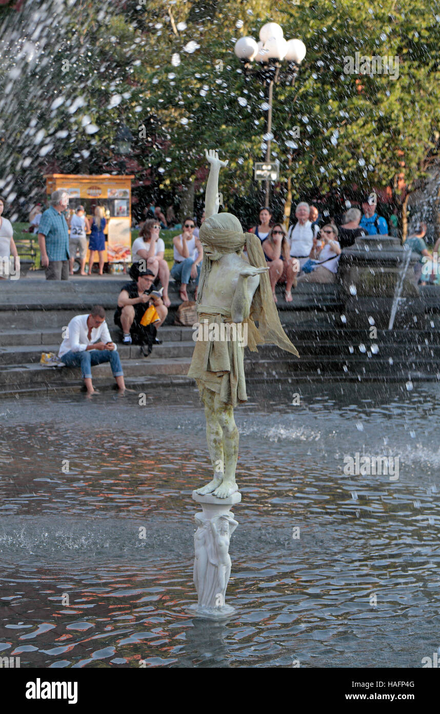 Una strada mime/statua artista in piedi nella fontana di Washington Square Park di New York City, Stati Uniti. Foto Stock