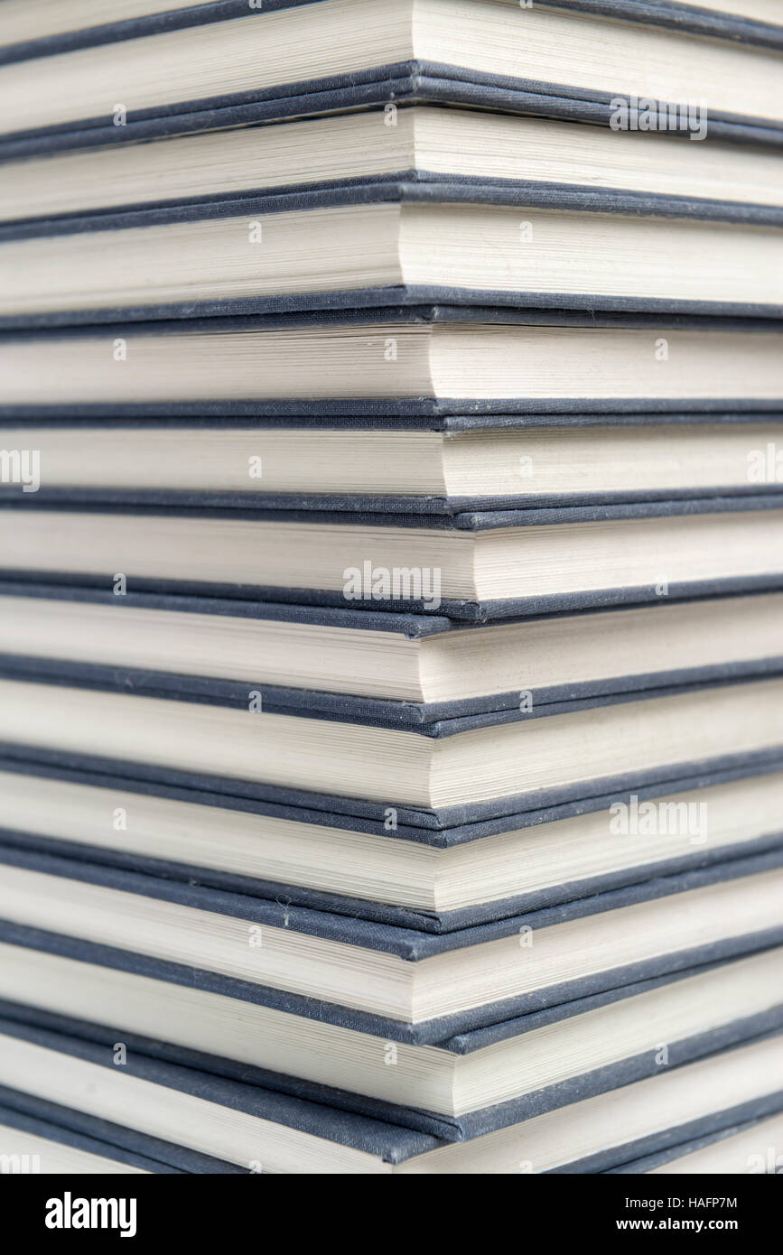 Pila di polverosi libri a copertina rigida Foto Stock
