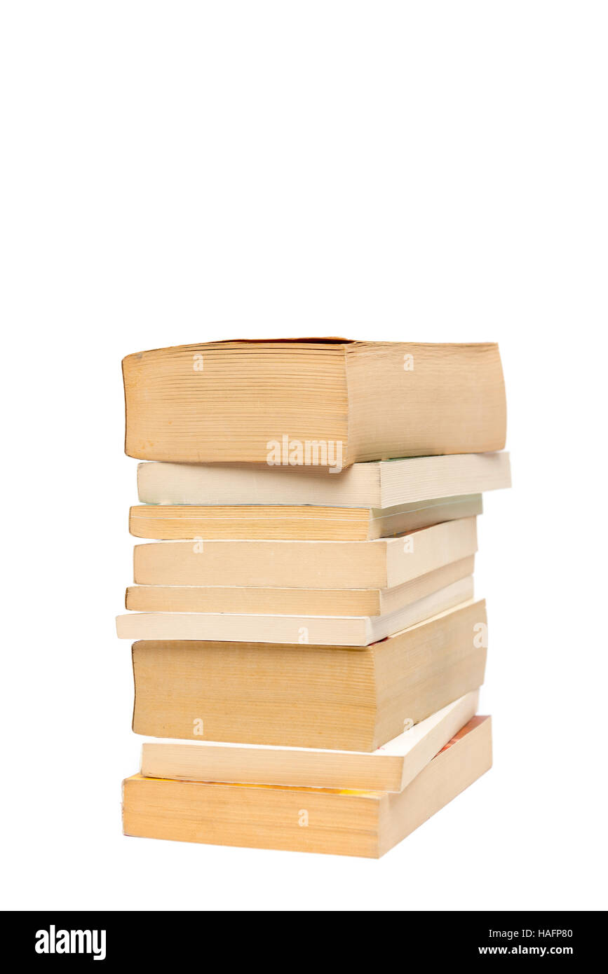 Pila di vecchi libri in brossura isolato con spazio di copia Foto Stock