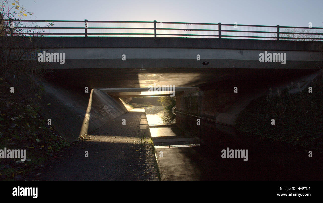 Canale di Forth e Clyde tunnel luce architettura dark Foto Stock