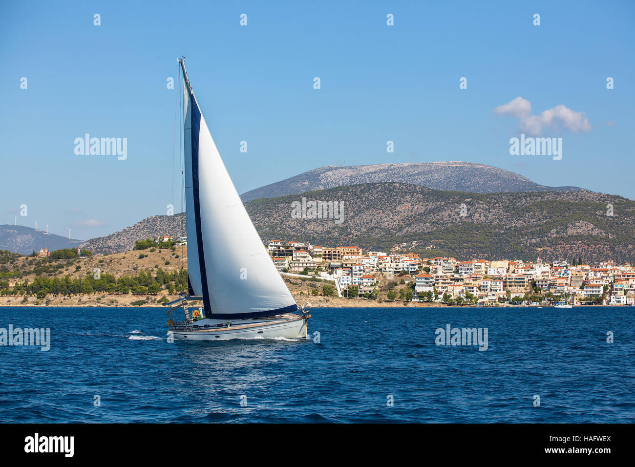 Yacht di lusso imbarcazione in regata. Barca a vela nel vento attraverso le onde del mare Egeo. Foto Stock