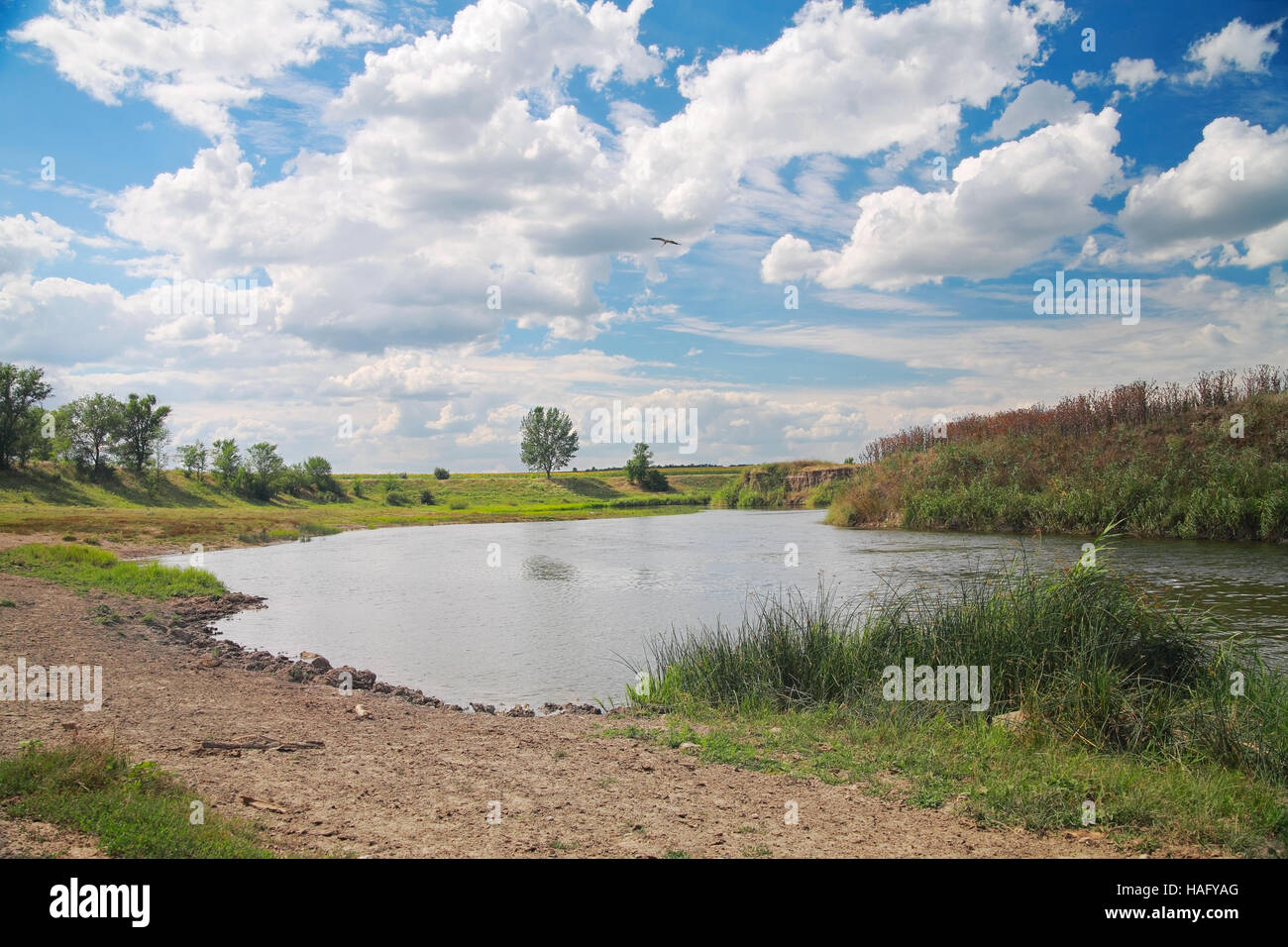 Paesaggio di campagna, river coast contro il cielo con le nuvole Foto Stock
