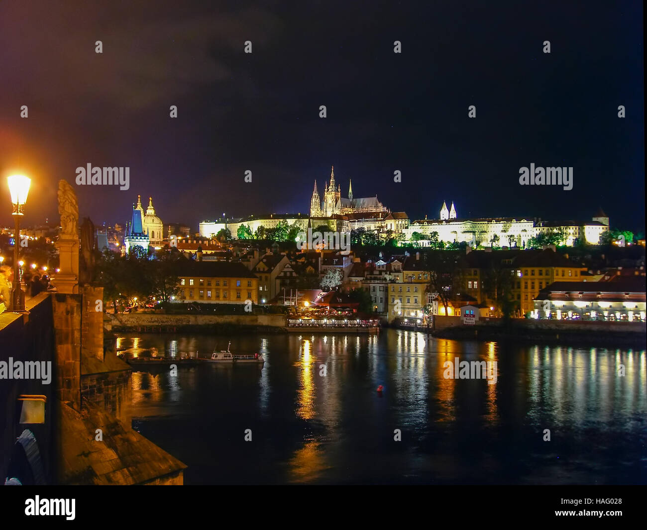 Ponte Carlo di notte a Praga Foto Stock