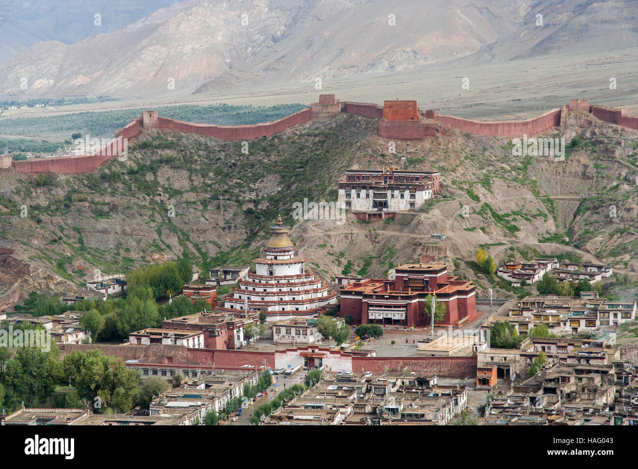 Il buddista Kumbum chorten, Palkhor monastero e la vista aerea delle mura di cinta Gyantse cittadina in Tibet Foto Stock