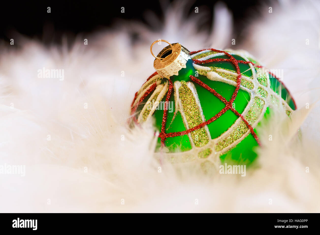 Pallina di natale decorazione su soft bianca piume. Foto Stock