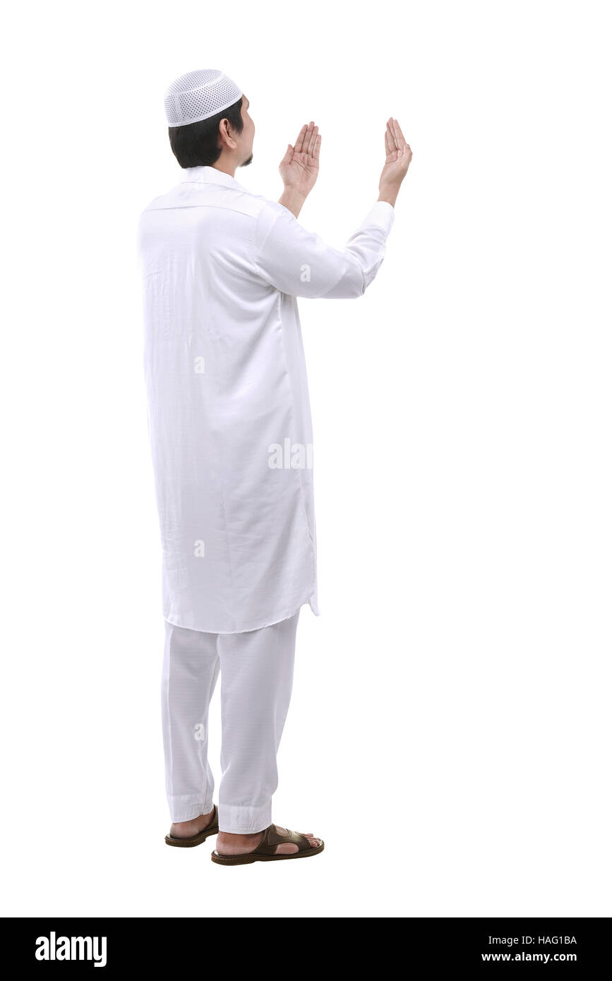 Giovani Musulmani uomo che prega isolate su sfondo bianco Foto Stock