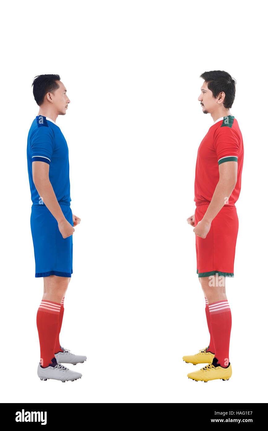 Due giocatori di calcio affacciate tra loro isolate su sfondo bianco Foto Stock