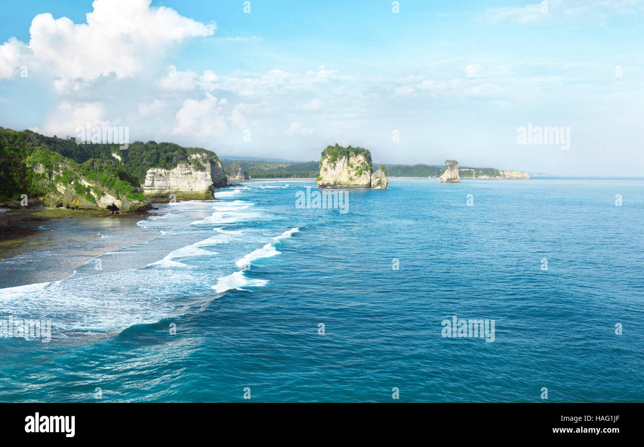 Immagine di spiaggia rocciosa sulla isola di Sumba, INDONESIA Foto Stock