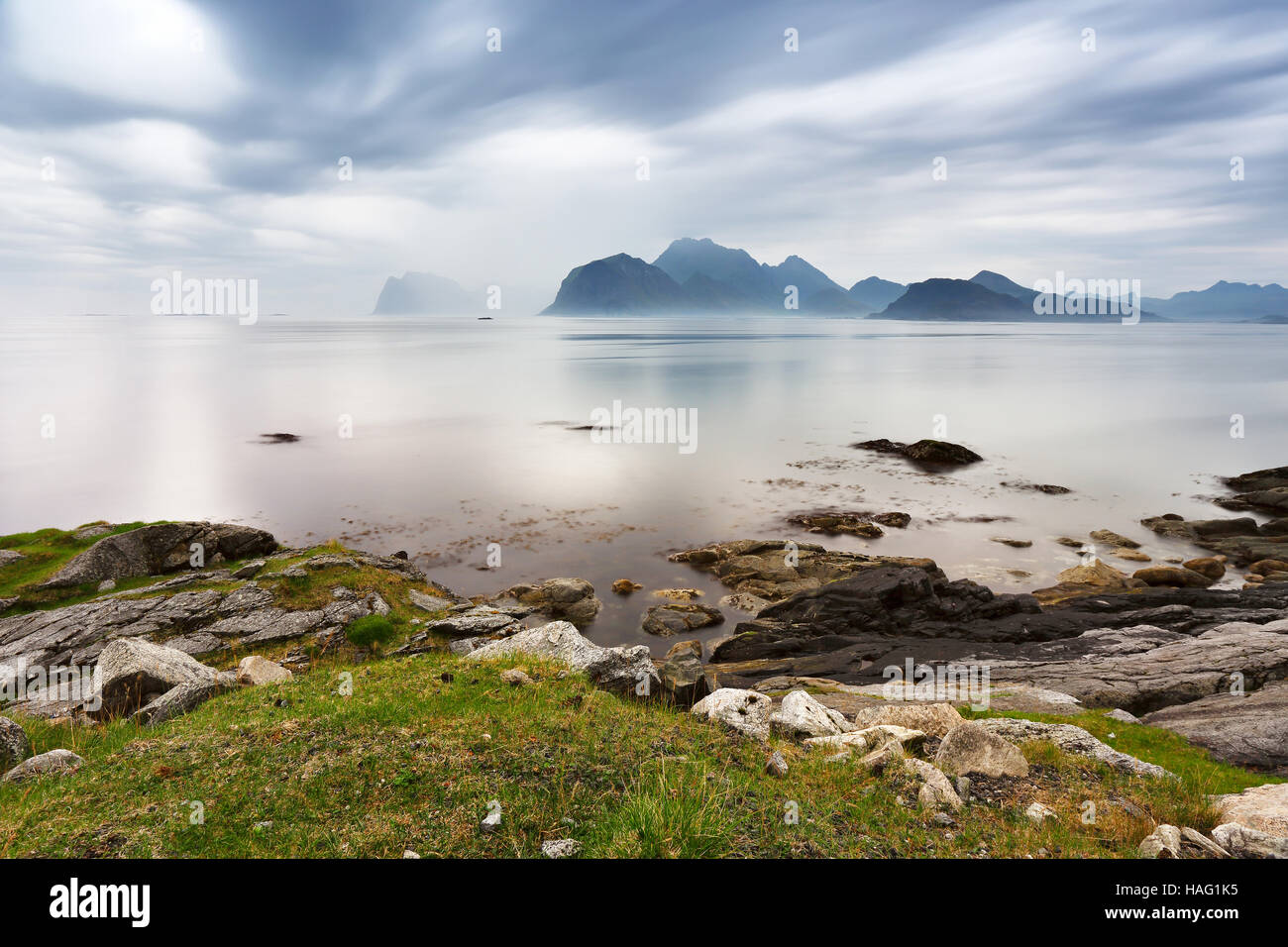 Estate nuvoloso isole Lofoten. Norvegia misty mare e fiordi. Foto Stock