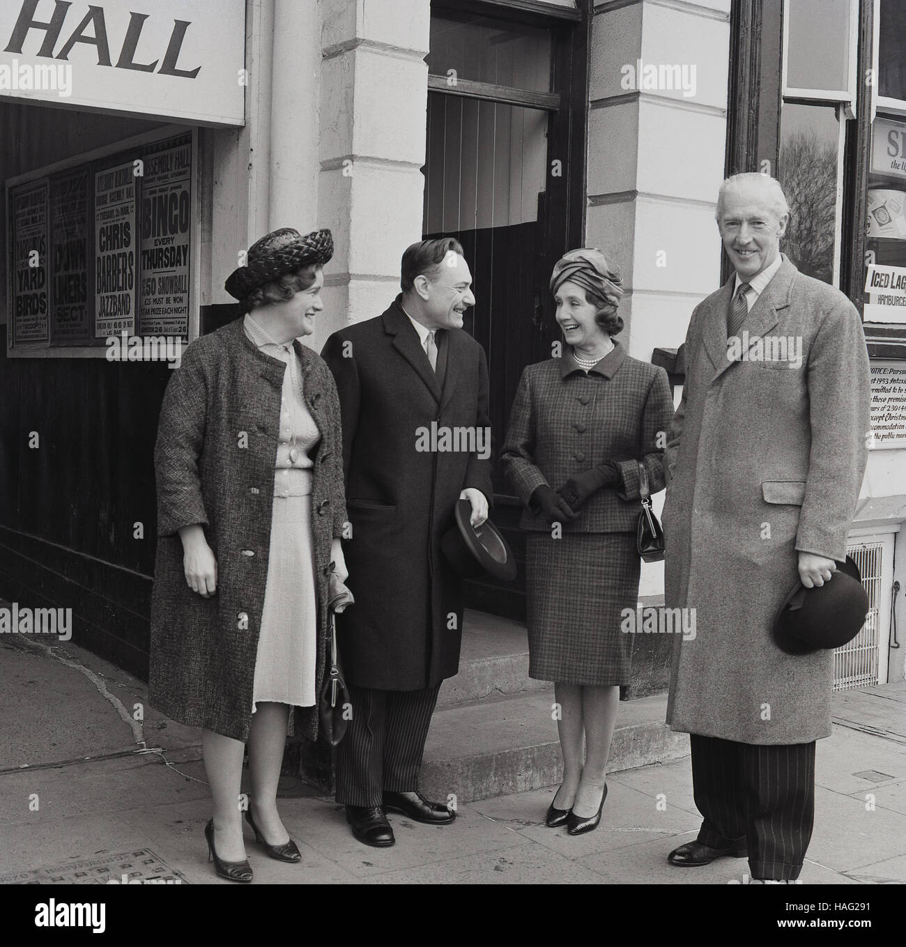 1965, storici British politico conservatore Enoch Powell con sua moglie in piedi al di fuori del gruppo di Borough Hall, Aylesbury avendo fatto un discorso di partito. Foto Stock