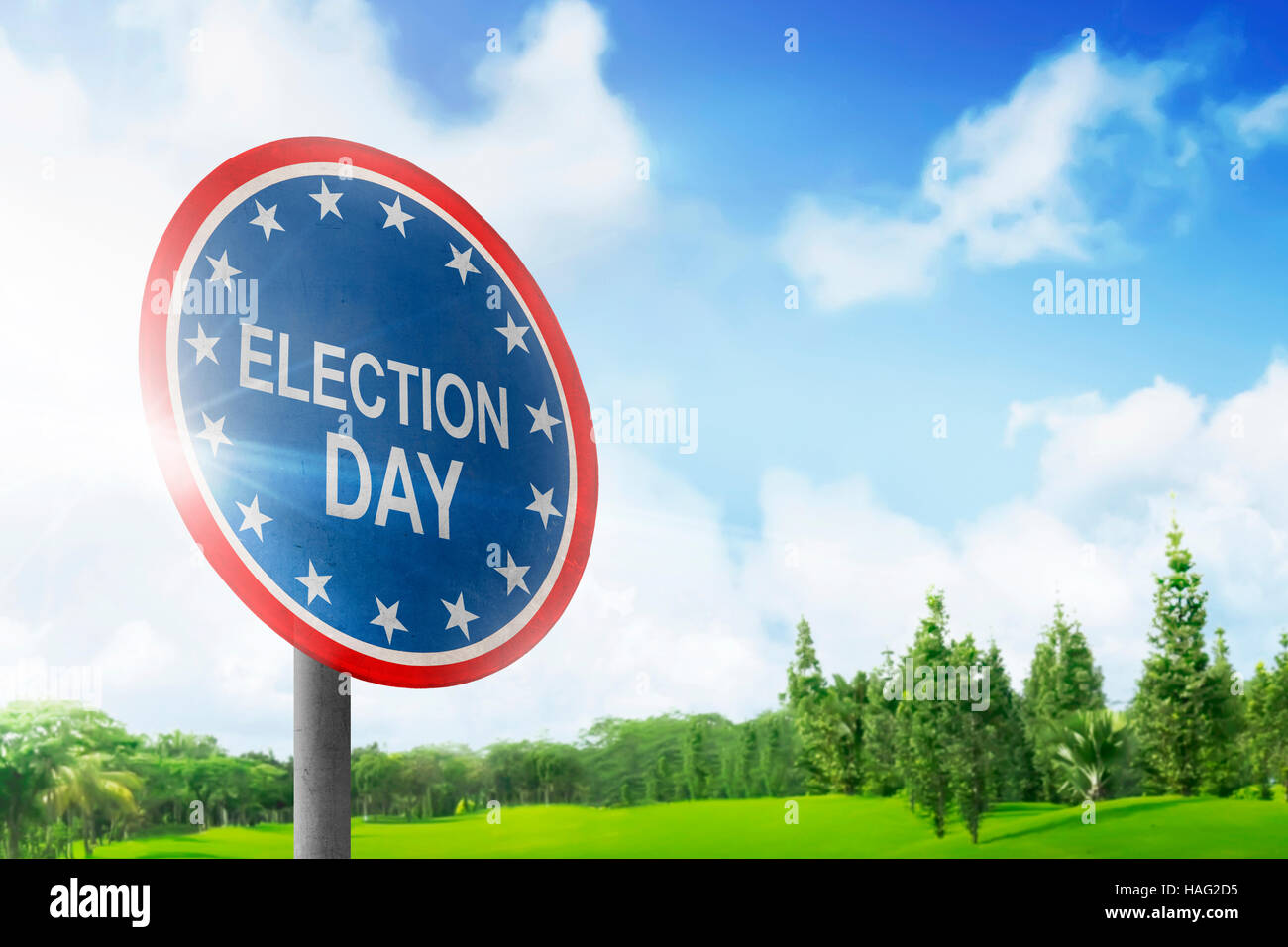 Cartello stradale che annuncia il giorno delle elezioni in un parco con cielo blu sullo sfondo Foto Stock