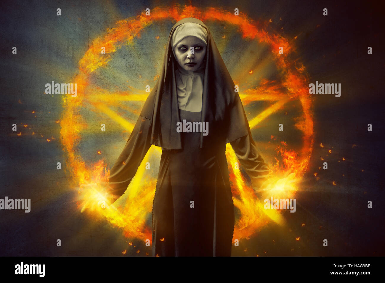 Scary diavolo nun, con ardente pentagram sullo sfondo Foto Stock