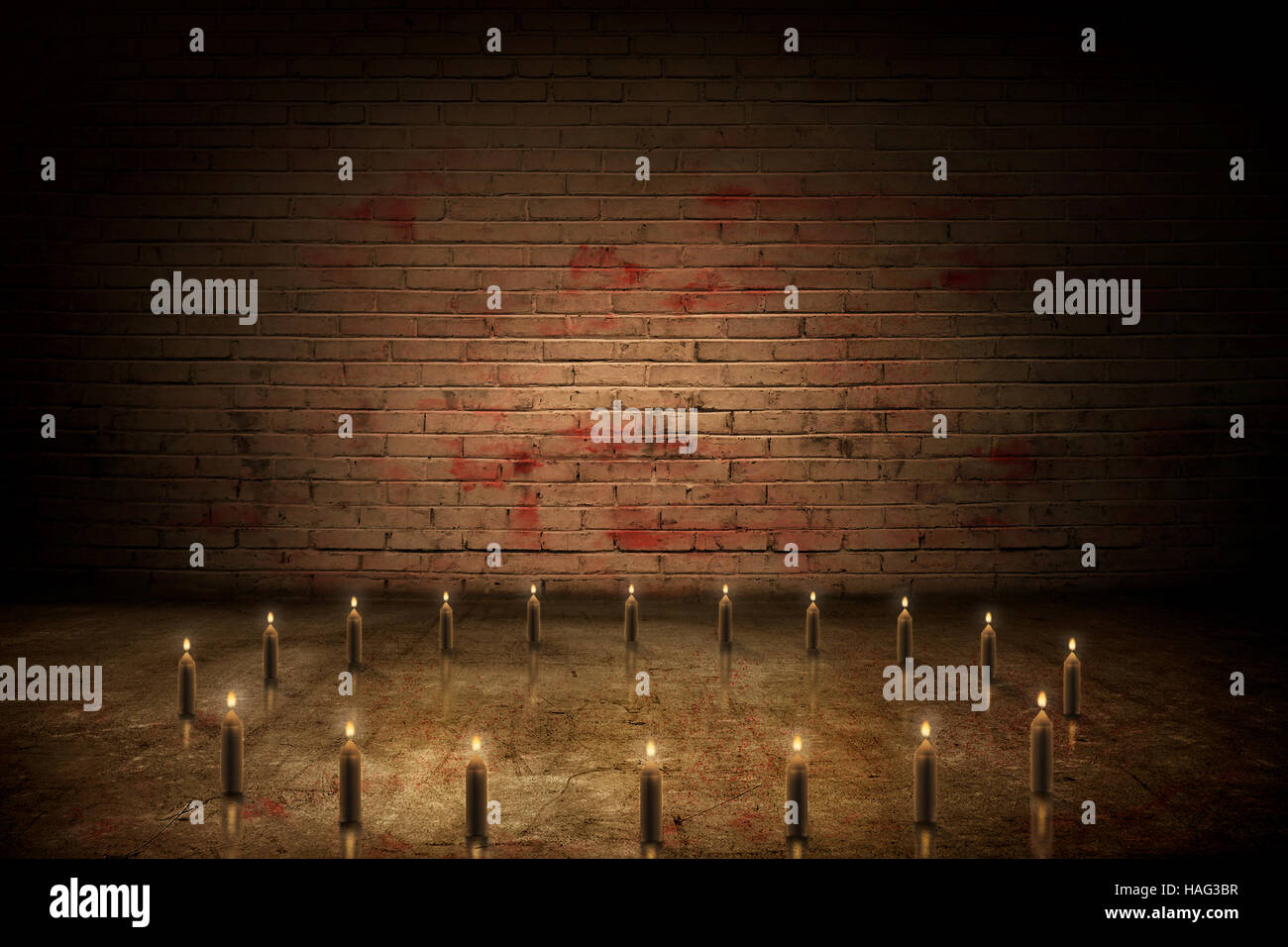 Candela bianco disposti in cerchio forme sull'ambiente scuro Foto Stock
