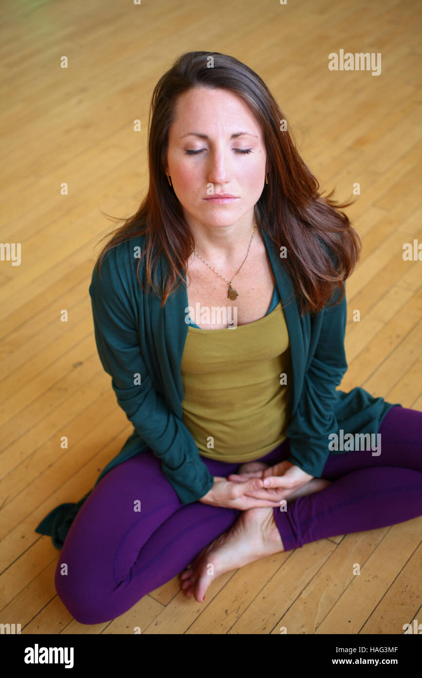 Femmina istruttore yoga nel suo studio modello di rilascio disponibili Foto Stock