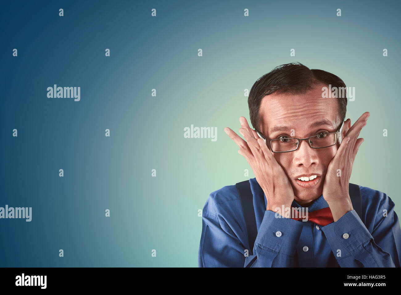 Asian nerd man looking timido. Persone il concetto di personalità Foto Stock