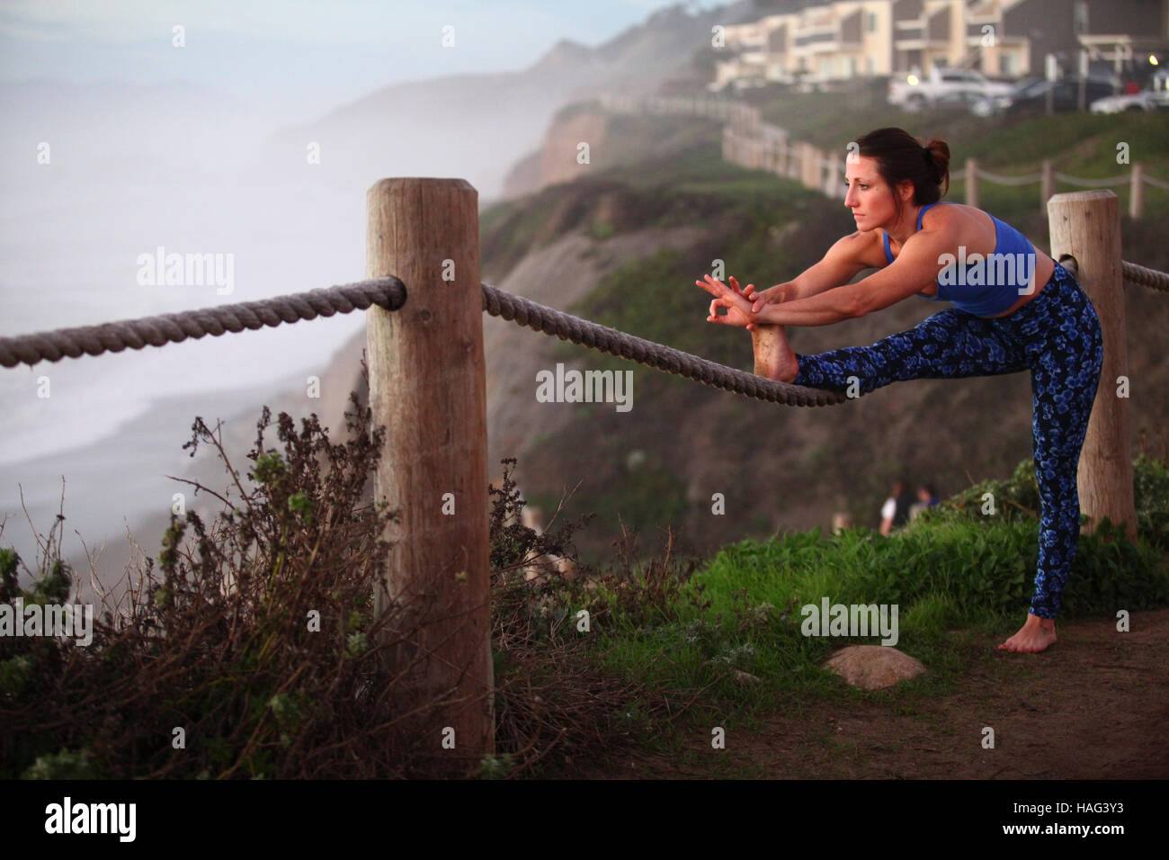 Femmina istruttore yoga all'esterno. Fotografato in California, Stati Uniti d'America Foto Stock