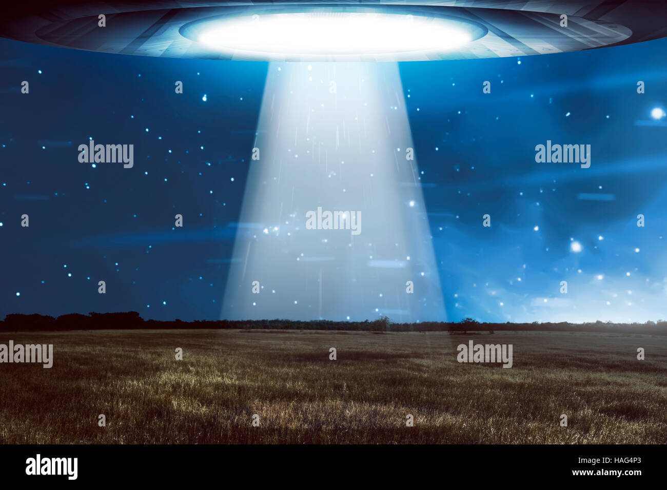 UFO volare in un cielo scuro. Concetto alieno Foto Stock
