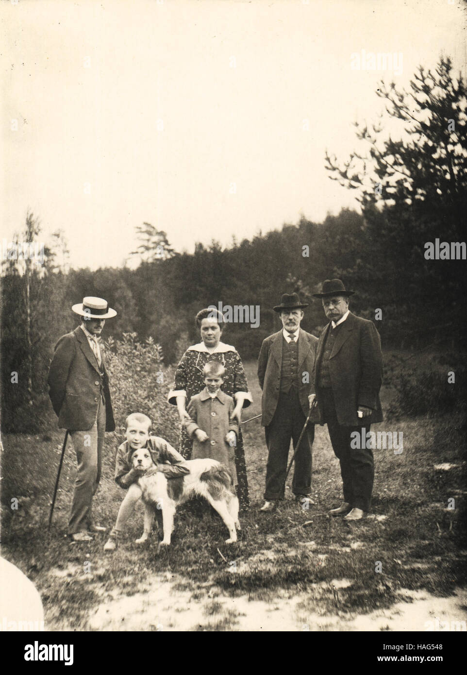 Ritratto di gruppo di una famiglia russa con un cane in una passeggiata in campagna, pre-periodo rivoluzionario in Russia, 1910- Foto Stock