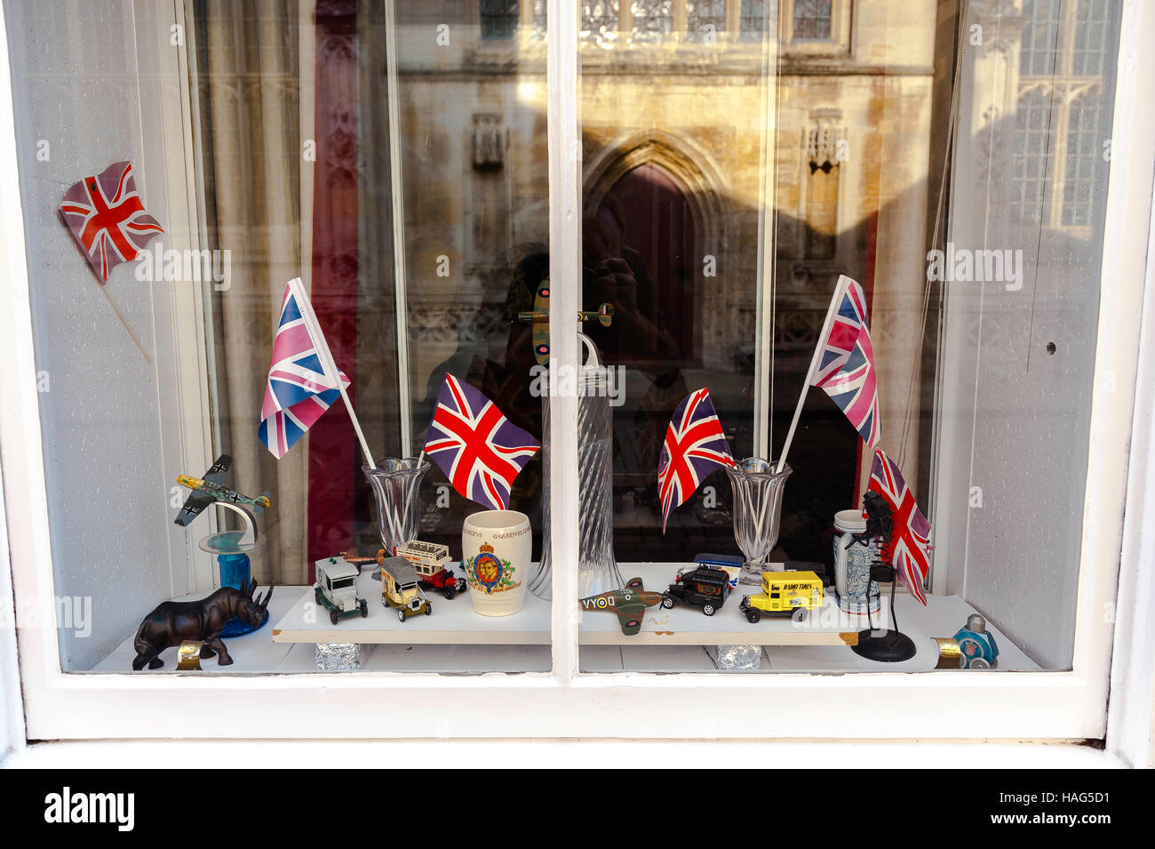Patriottismo britannico patriottico, vista di una mostra di bandiere britanniche e ornamenti in una finestra di alta strada a Bury St Edmunds, Suffolk, Regno Unito. Foto Stock