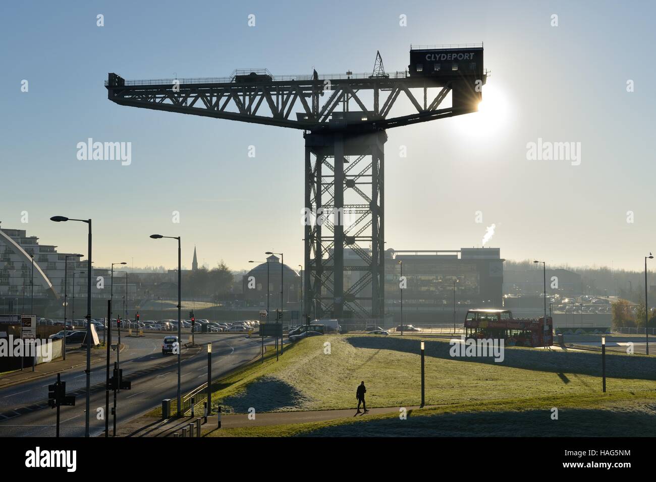 Il sole invernale che emergono da dietro la Clydeport gru su Finnieston, Glasgow, Scotland, Regno Unito Foto Stock