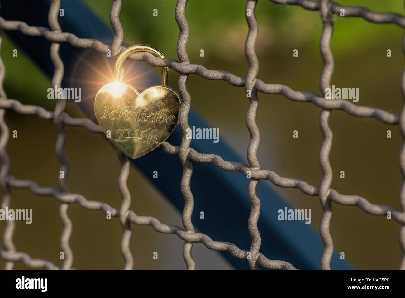 A forma di cuore ad amare un lucchetto su un ponte. Il lucchetto contiene "Ich liebe dich".Il giorno di San Valentino sfondo. Bella giornata di nozze Foto Stock