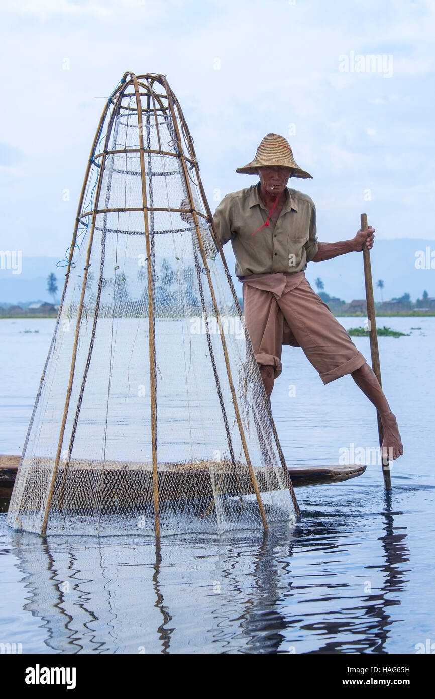 Una gamba canottaggio pescatore sul Lago Inle nello Stato di Shan in Myanmar (Birmania) Foto Stock