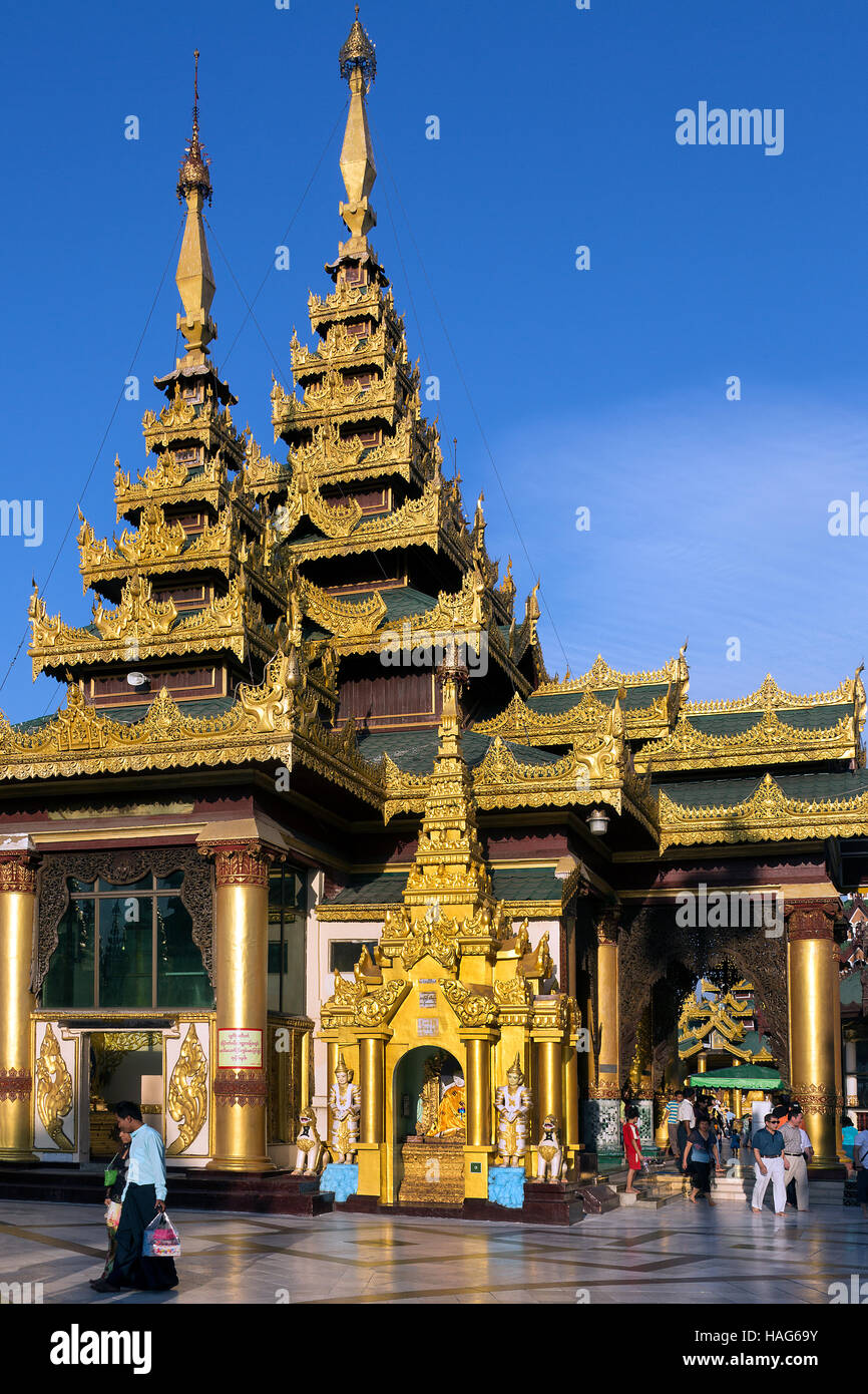 Templi della Shwedagon pagoda complesso nella città di Yangon in Myanmar (Birmania). Foto Stock